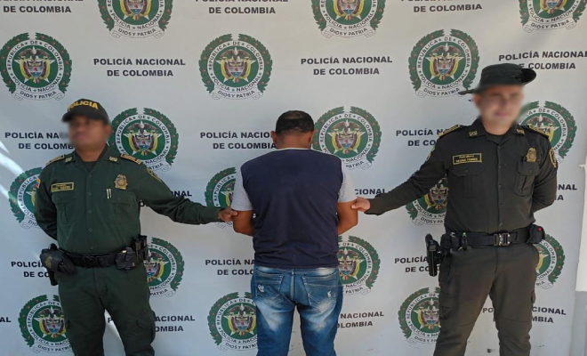 Persona capturada-policías custodiando 