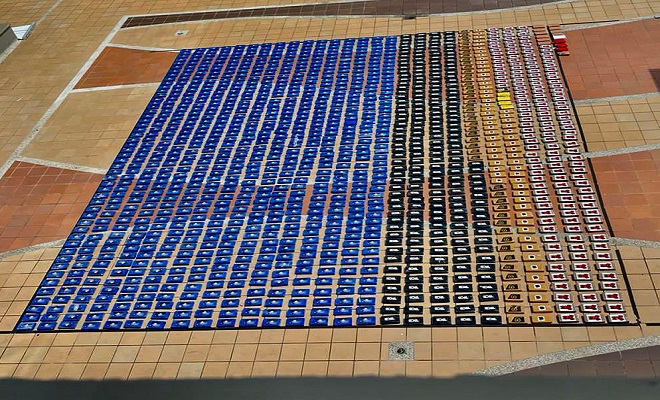 paquetes de varios colores que contienen cocaína 