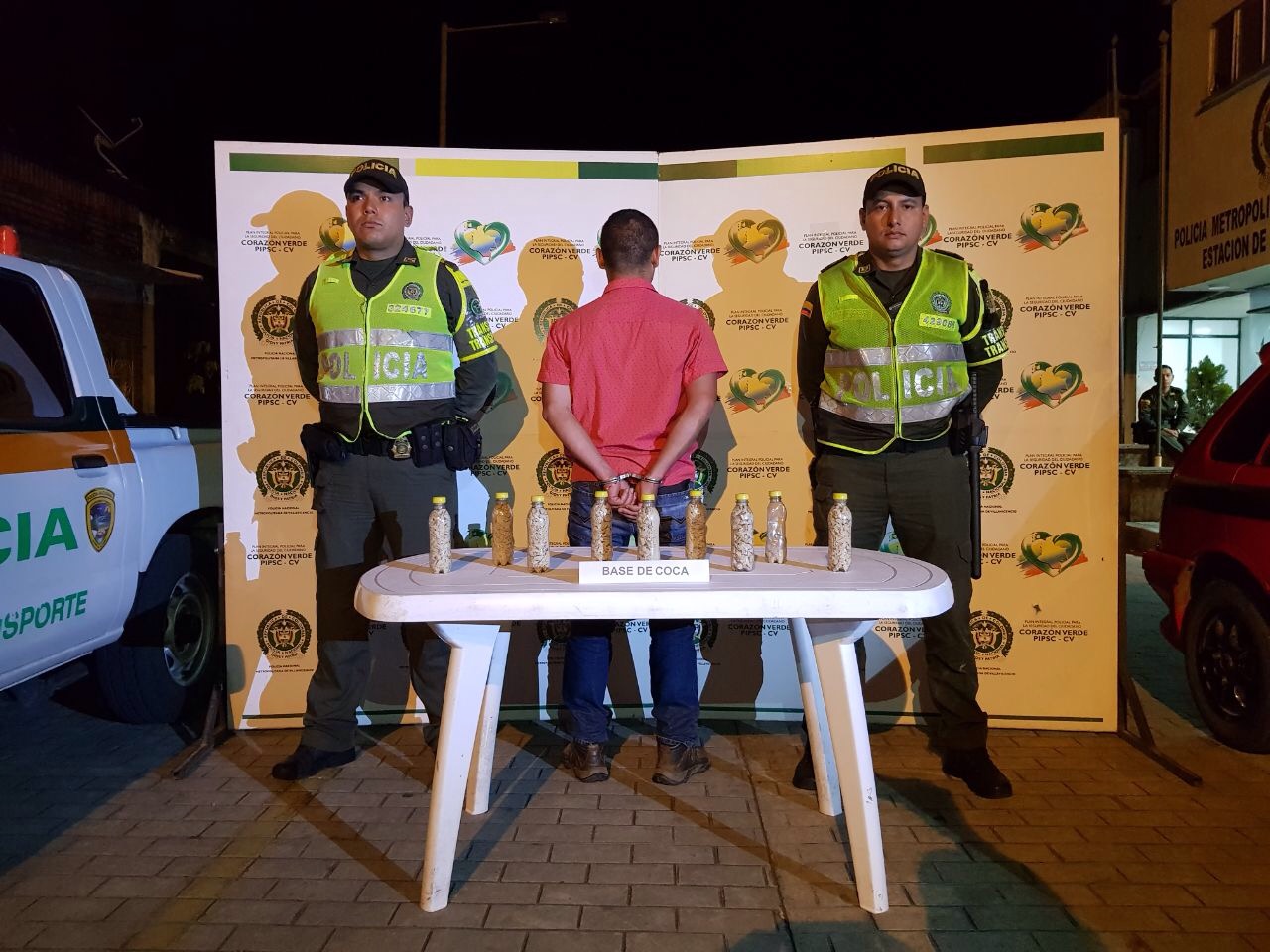 El alijo iba camuflado en tarros plásticos dentro del tanque de combustible del vehículo