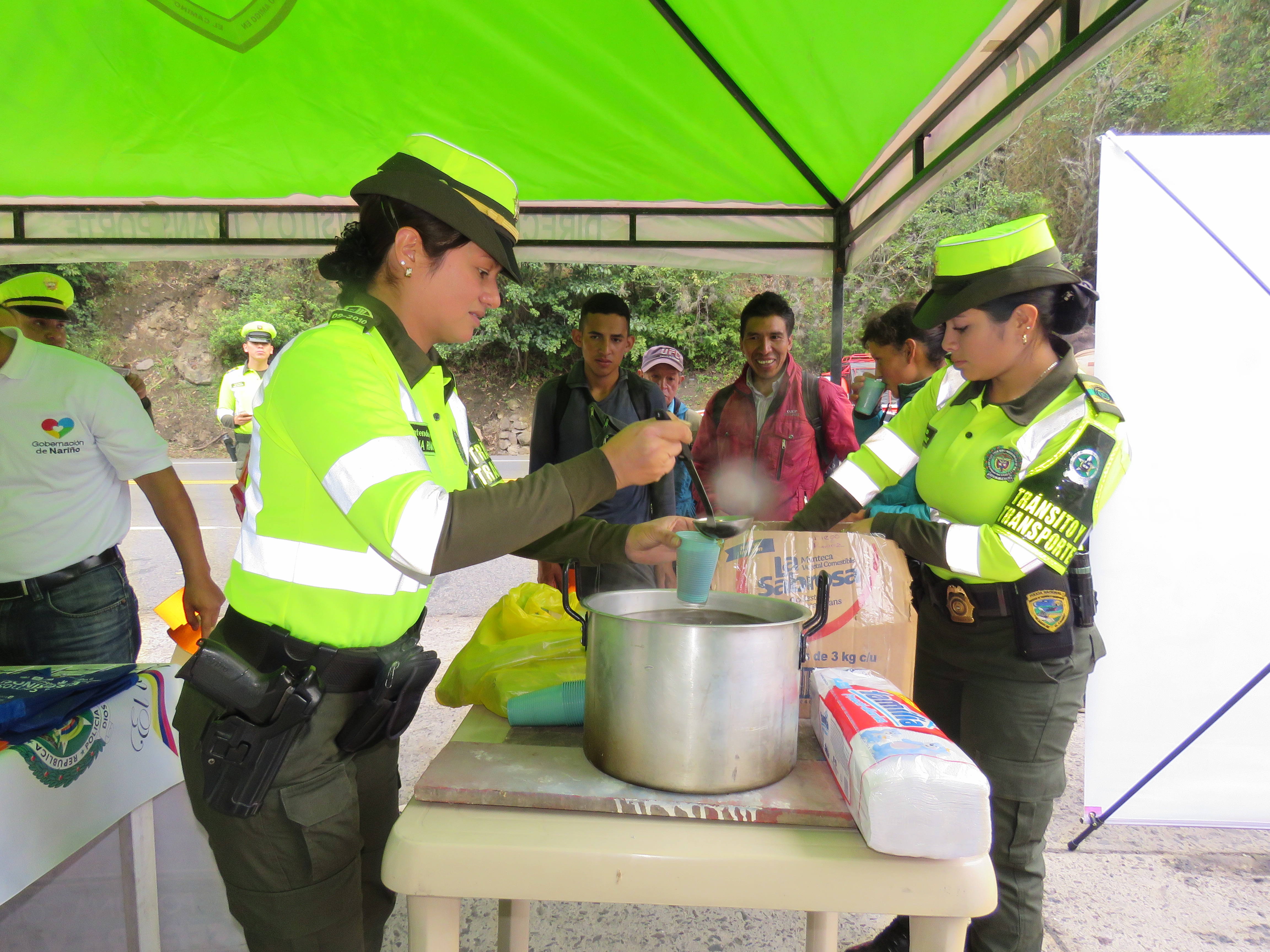 Entrega de bebidas calientes a los peregrinos