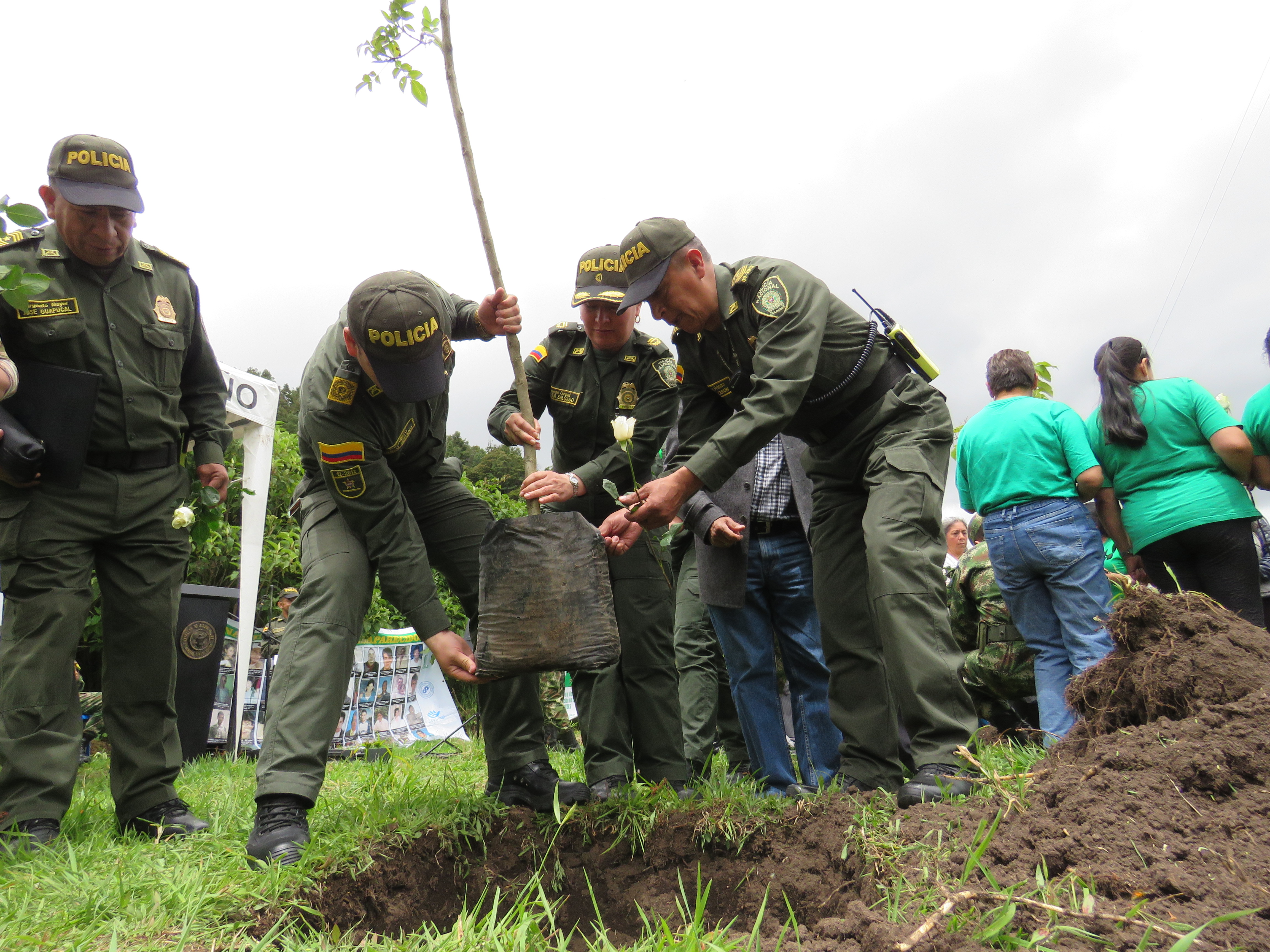 Siembra de arboles en conmemoración a las victimas