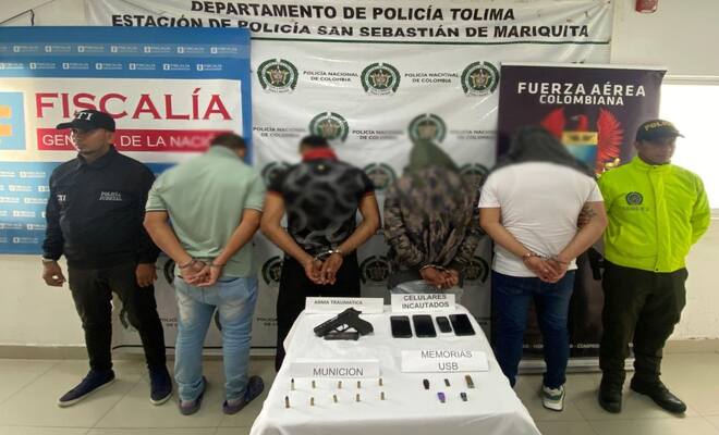 Personas capturadas-policías custodiando