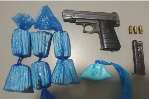 personas capturadas-policías custodiando