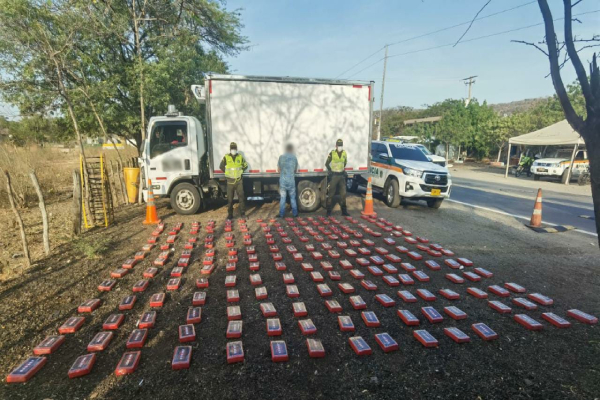 personas capturadas-alucinógeno incautado 
