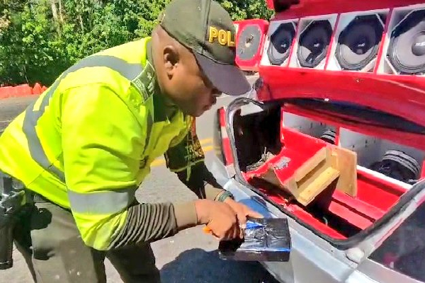 Dentro de los elementos incautados están una pistola, un revólver y dos kilos de alcaloide.  