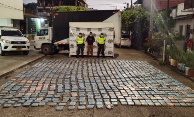 persona-capturada-policías custodiando-alucinógenos incautados