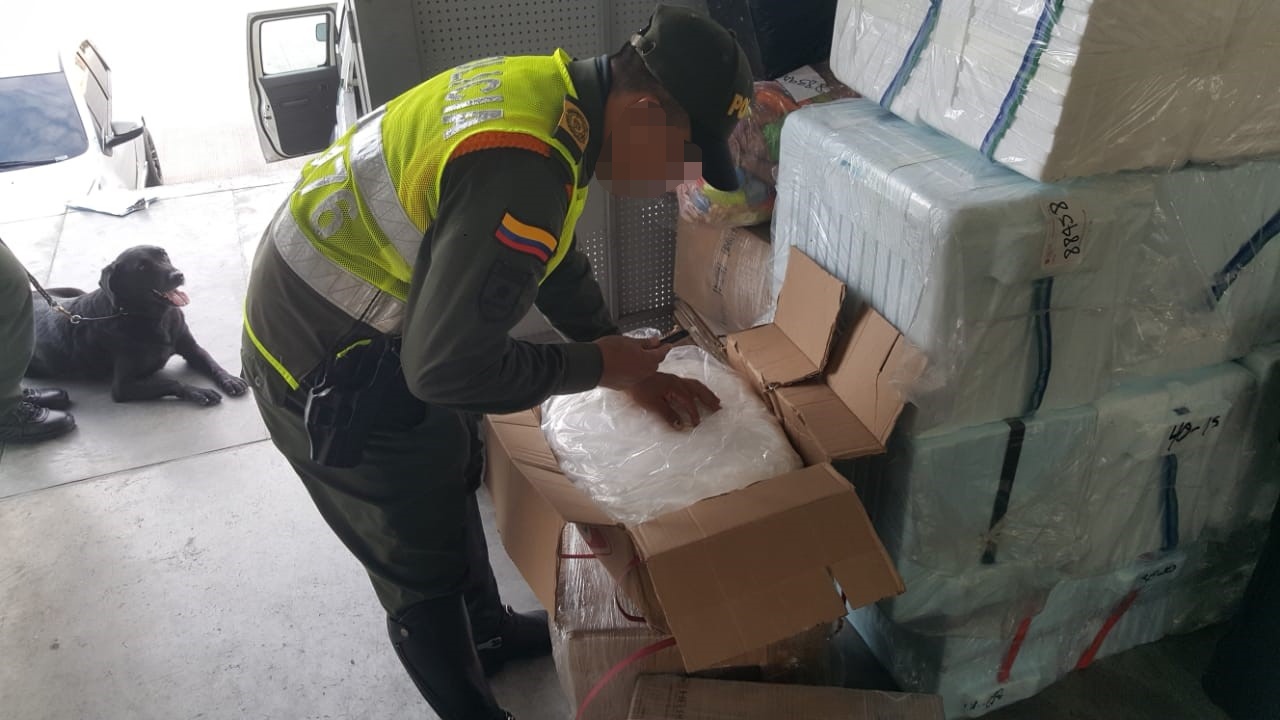 INCAUTACIÓN - CAJA CON COCAÍNA 