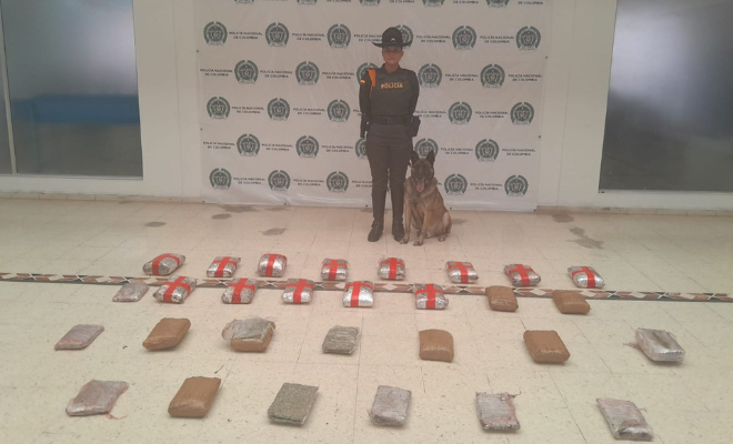 Persona capturada-policías custodiando