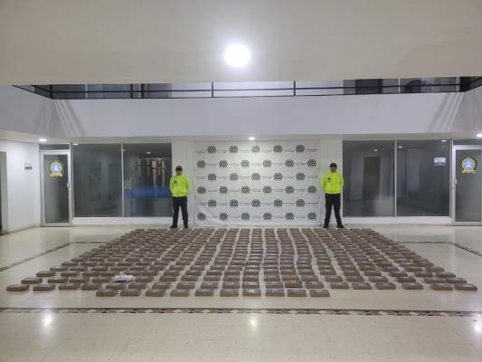 Droga incautada-policías custodiando