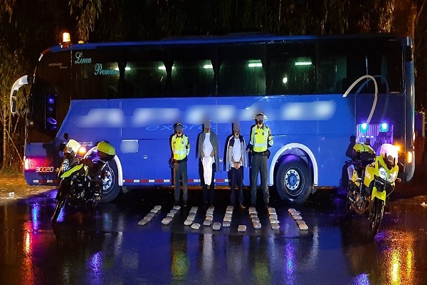 43 paquetes de marihuana venían encaletados en un bus 