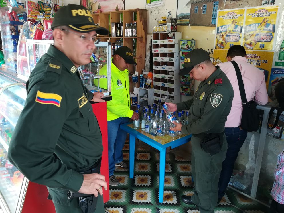 Unidades de la Policia Nacional y funcionarios de la Oficina de Rentas Departamental, se incautaron de 1.400 botellas de licor