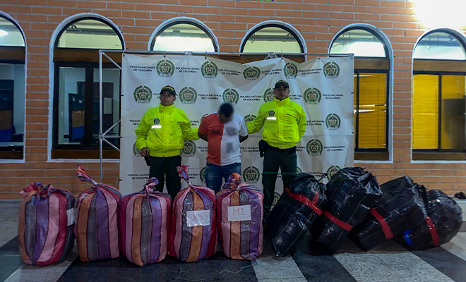 La persecución de un vehículo dejó como resultado la captura de una persona y la incautación de 1.640 kilos de marihuana.