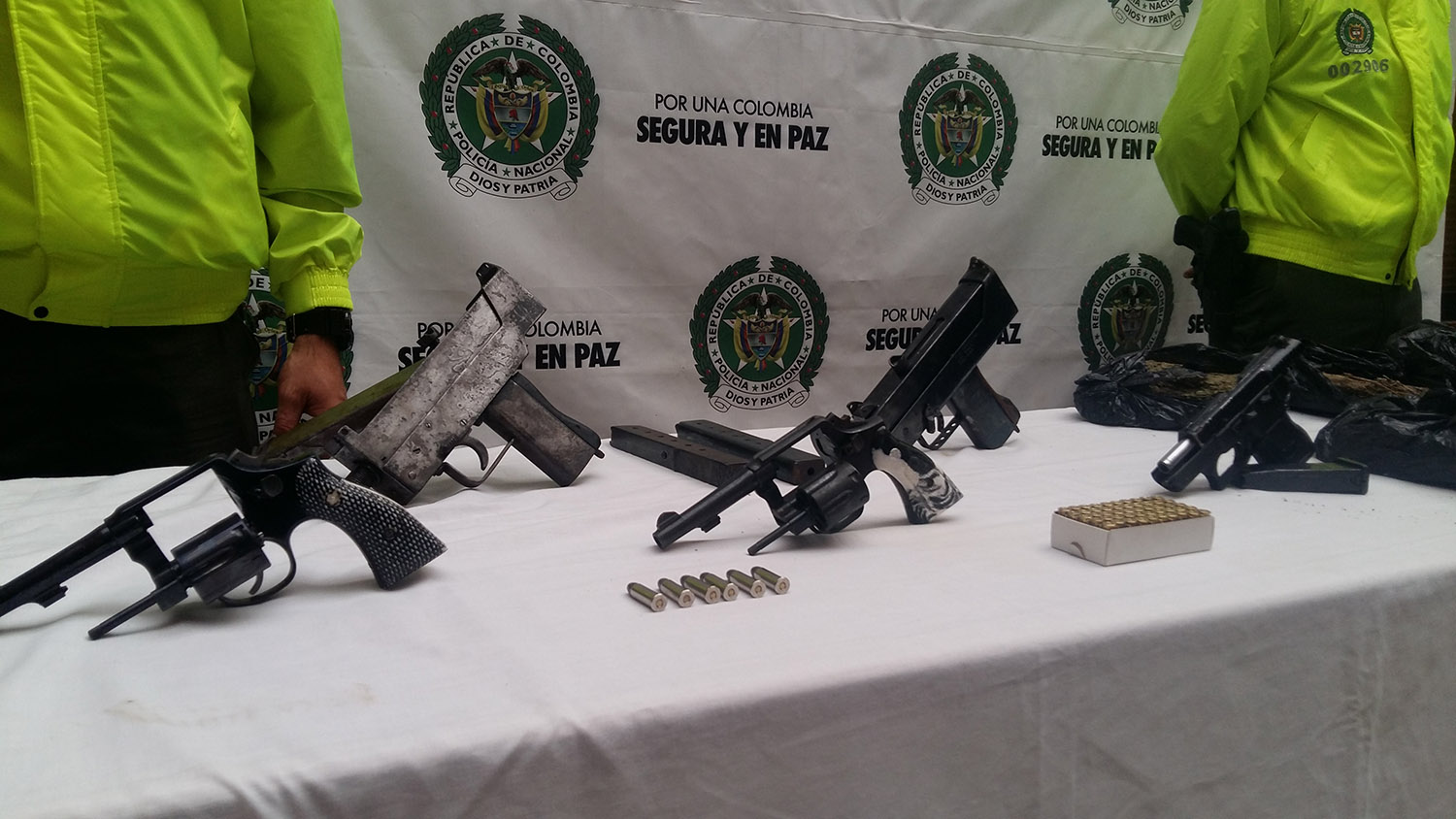 Incautados dos subametralladoras, revólveres, pistolas, munición y 75 kilos de clorhidrato de cocaína.