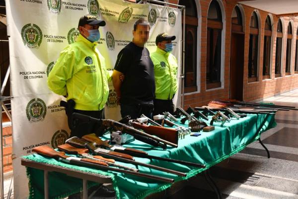 El sujeto almacenaba un arsenal compuesto de 25 armas de fuego dentro de su residencia