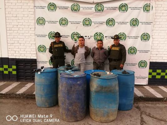 Personas capturadas-policías custodiando