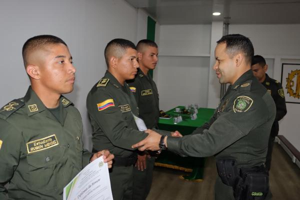 El señor teniente coronel Héctor Gerardo Daza Narváez, entrega certificados  a los estudiantes  de la ESAGU 