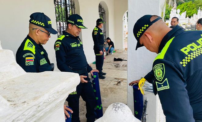 Instalación de los dispensadores de comida.