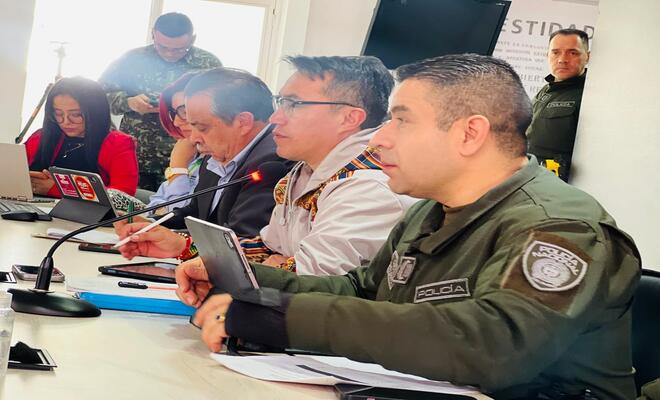 Polic&iacute;a y autoridades participando del PMU