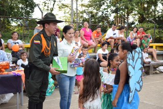 Con show de guías caninos y otras actividades lúdicas y recreativas llevamos momentos de alegría