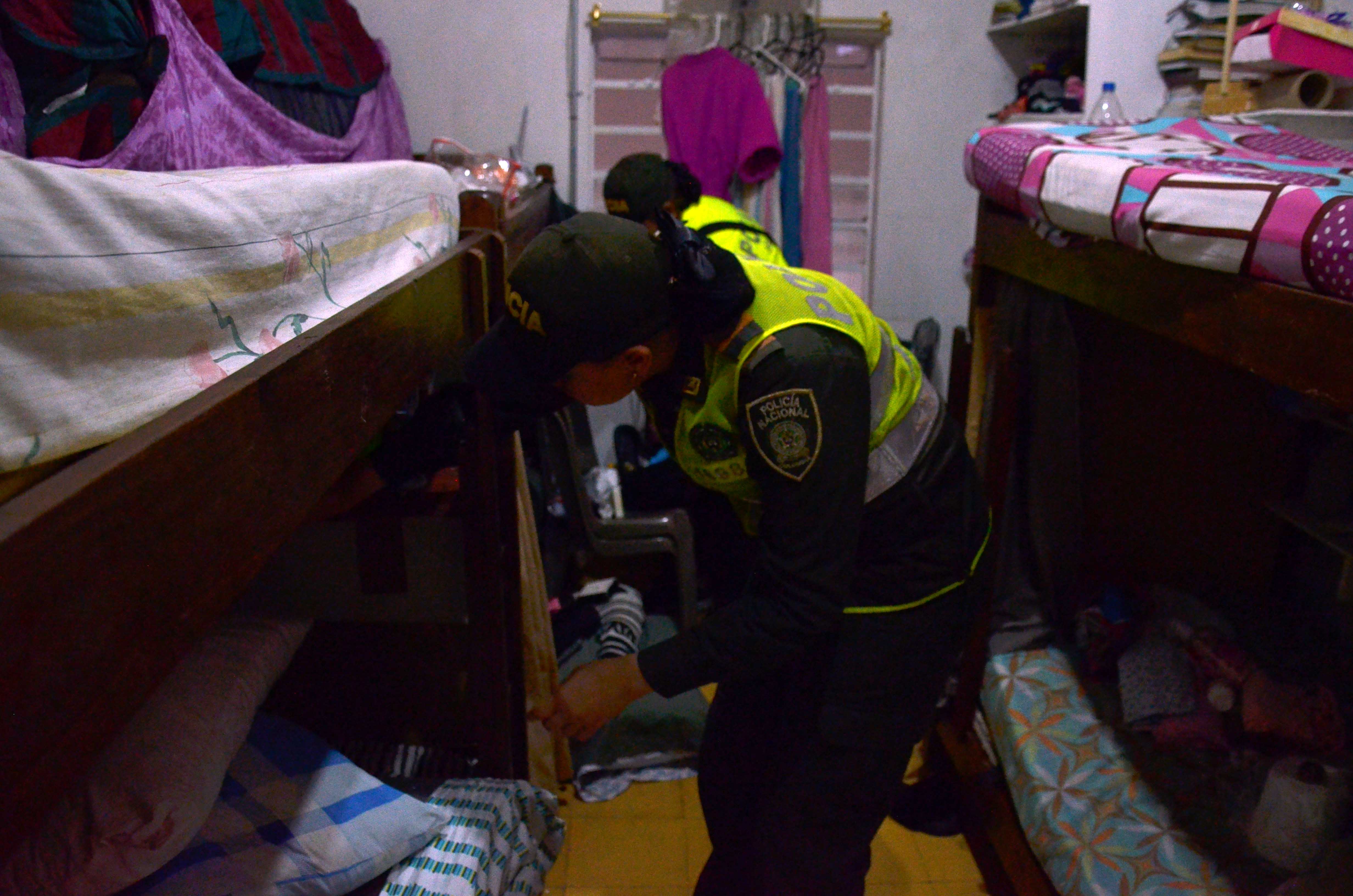 Policía revisa celda en cárcel de Envigado Antioquia