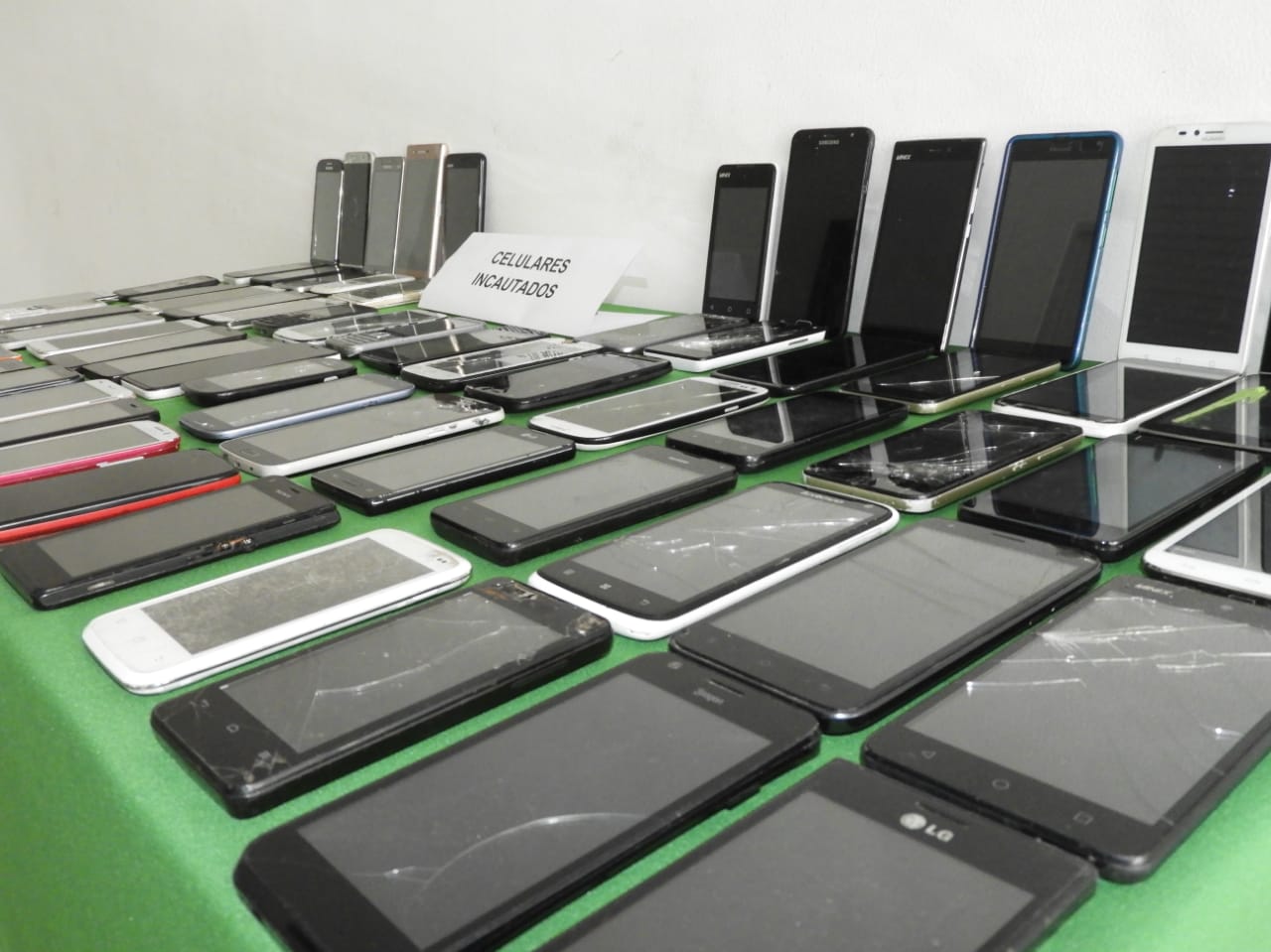 al-menos-41-establecimientos-en-la-zona-céntrica-fueron-registrados-y-171-celulares-incautados 