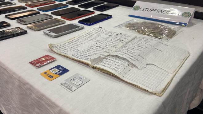 En la actividad de registro fueron incautados teléfonos celulares, estupefacientes