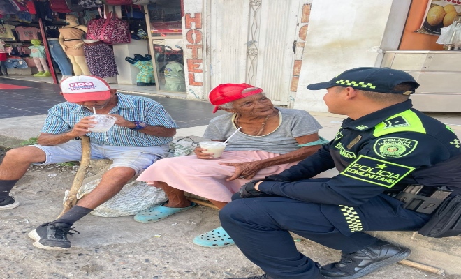 Patrullero y adultos mayores