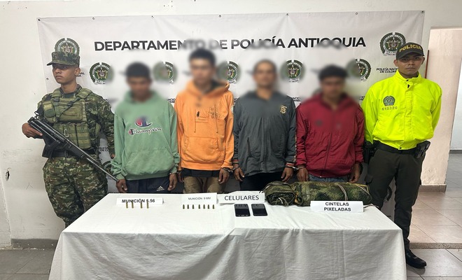 Policía y Ejército capturaron a cuatro presuntos integrantes de un grupo armado e incautaron material clave para el proceso judicial.