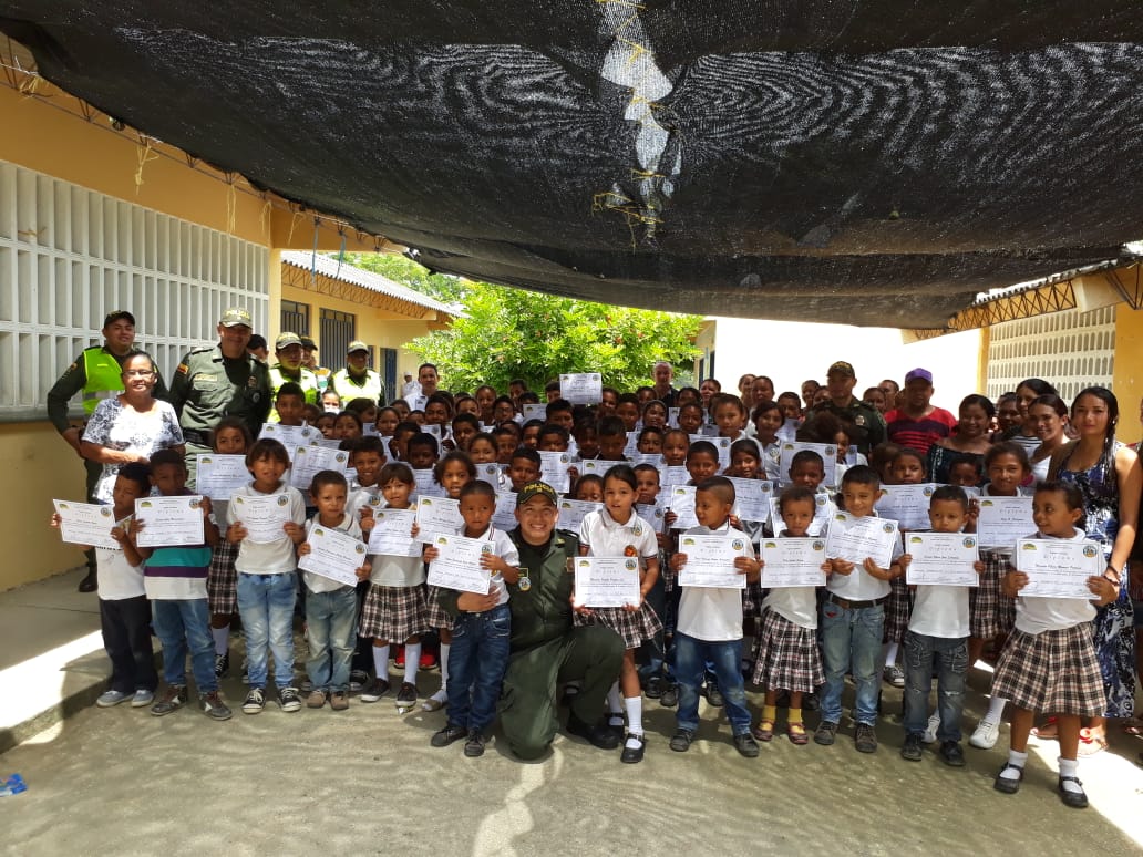 110 niños fueron certificados con el programa DARE