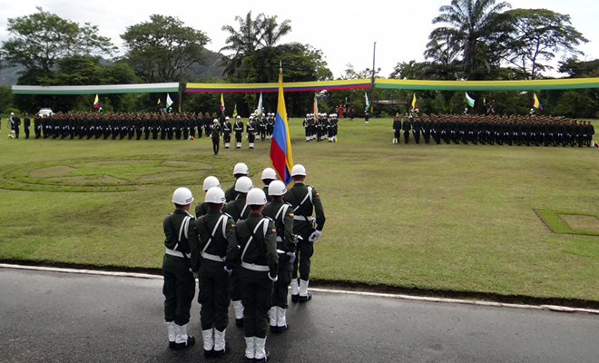 En-ceremonia policial-255-auxiliares bachilleres-hacen-juramento-de-bandera
