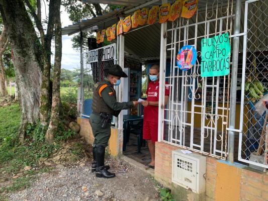 La-Policía-Nacional-sensibiliza-a-la-comunidad-sobre-el-uso-de-las-líneas-de-emergencia-1