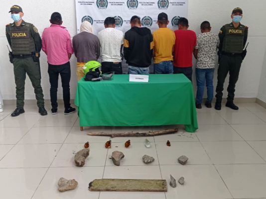 Personas capturadas-policías custodiando-elementos incautados