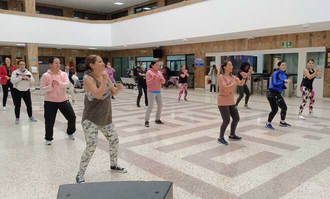 La OMS recomienda aproximadamente entre 150 y 300 minutos de actividad física aeróbica semanal para adultos y adultos mayores