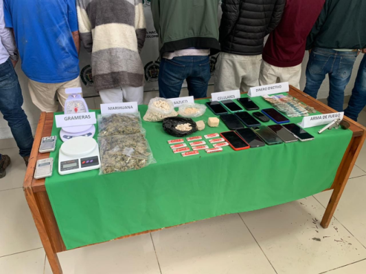 Personas capturadas-policías custodiando-elementos incautados