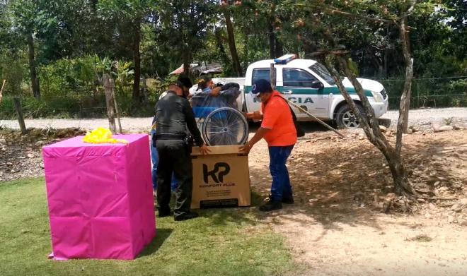 La_Policía_en_Santander_le_celebró_el_día_de_las_madres_a_Doña_Alejandrina_2