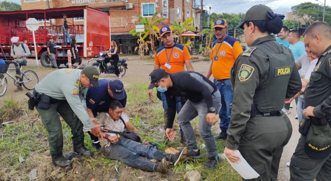 La Policía Nacional junto con el cuerpo de Bomberos y la Defensa Civil le prestaron los primeros auxilios a la víctima de este accidente