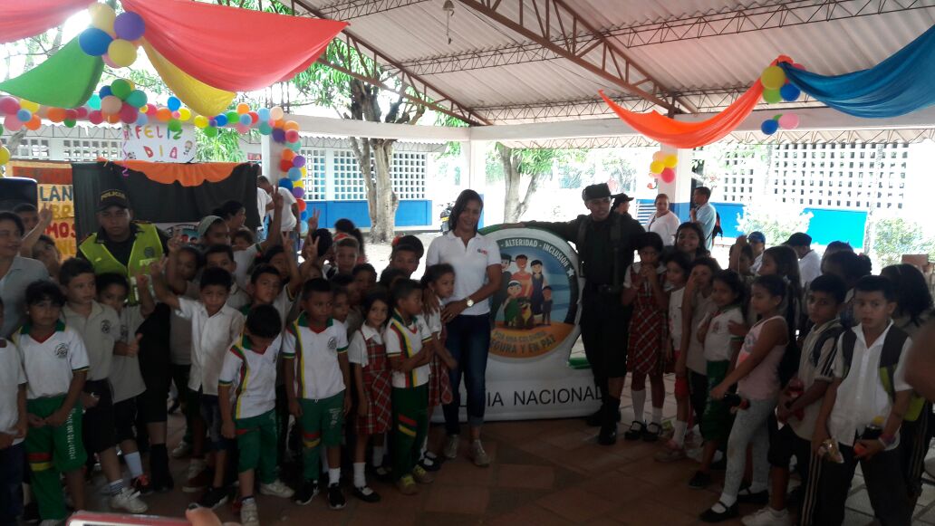 policia-compartir con estudiantes-colegio los azules-guamal-magdalena-trabajo interinstitucional-plan horus