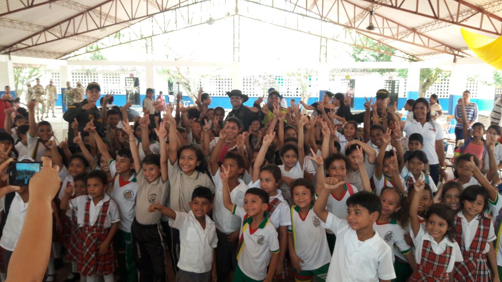 policia-compartir con estudiantes-colegio los azules-guamal-magdalena-trabajo interinstitucional-plan horus