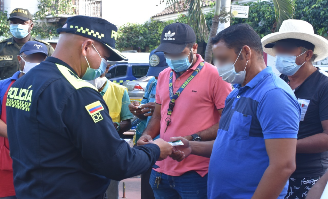 Con solo saludar la Policía quiere recuperar la confianza de los ciudadanos en Cartagena. 