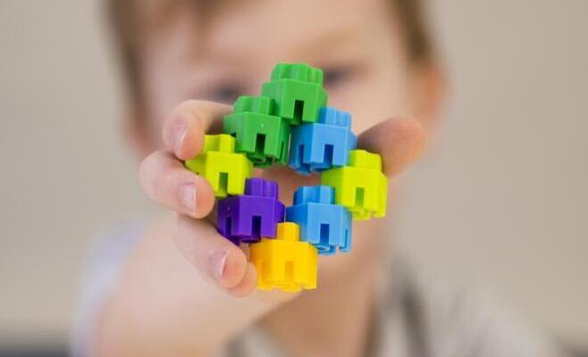 Las personas con esta condición tienen algún grado de alteración en el comportamiento social y la comunicación.