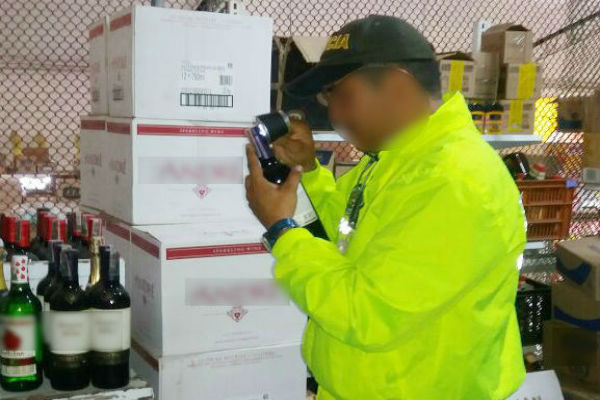Inspección-a-botellas-de-licor-en-establecimientos-comerciales.