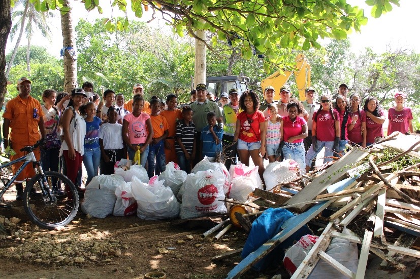 Policía Nacional y Fuerzas Militares se pusieron la camiseta y limpiaron alrededores de la Casa de la Cultura North End