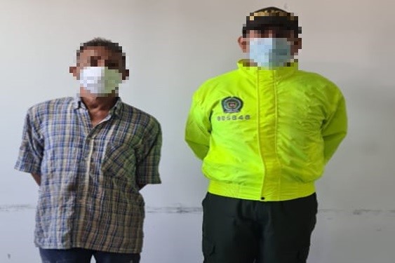 una persona capturada-policía custodiando