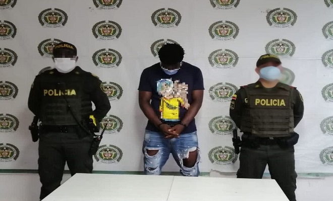 una persona capturada-policías custodiando