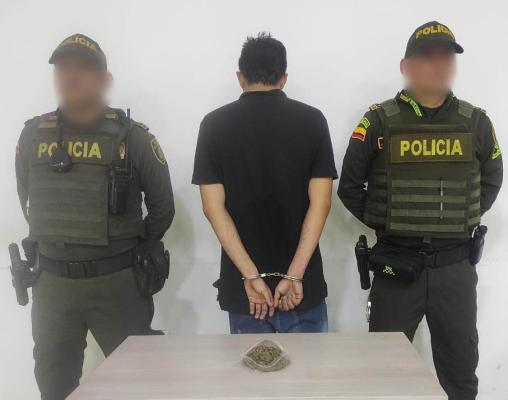 Por fabricación, tráfico y porte de armas, municiones de uso restringido, y privativo de las fuerzas militares, fue capturado un hombre de nacionalidad venezolana, al sorprenderlo movilizándose con un bolso de color negro en donde portaba una granada de fragmentación en regular estado.    Gracias a los controles del Grupo de Operaciones Especiales (GOES), mediante patrullaje en planes de prevención para mantener la seguridad y tranquilidad pública, con la captura de Jomaiker Pérez de 28 años de edad se logr