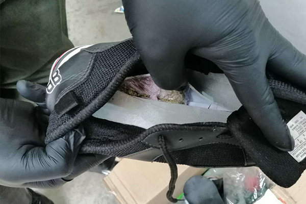 Incautación de marihuana en zapatillas
