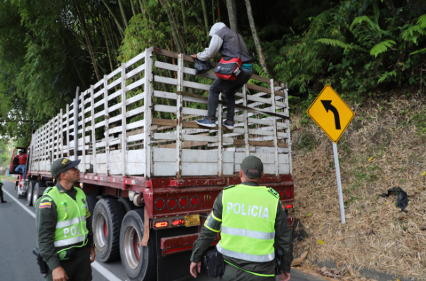 Policías de tránsito y transportes en Caldas, realizan actividades de prevención y control en vías.