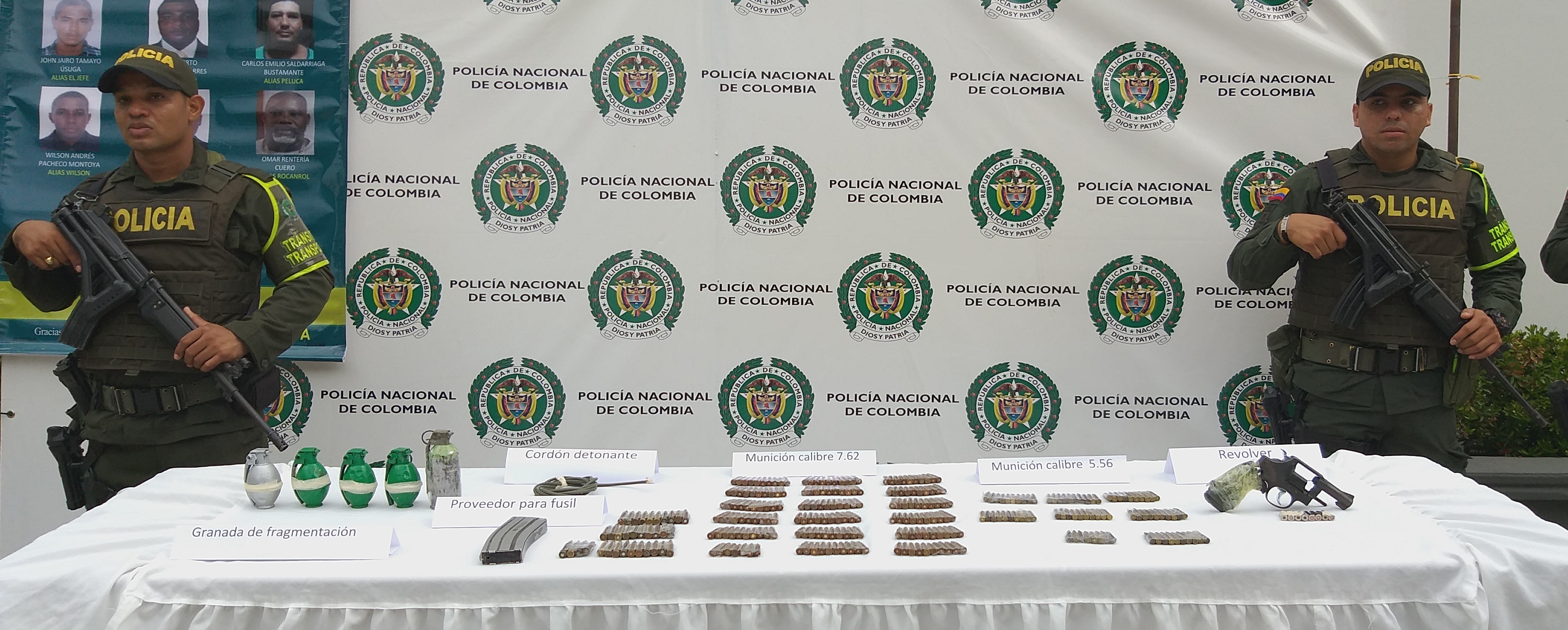 Cartuchos, granadas, un proveedor y cordón detonante  