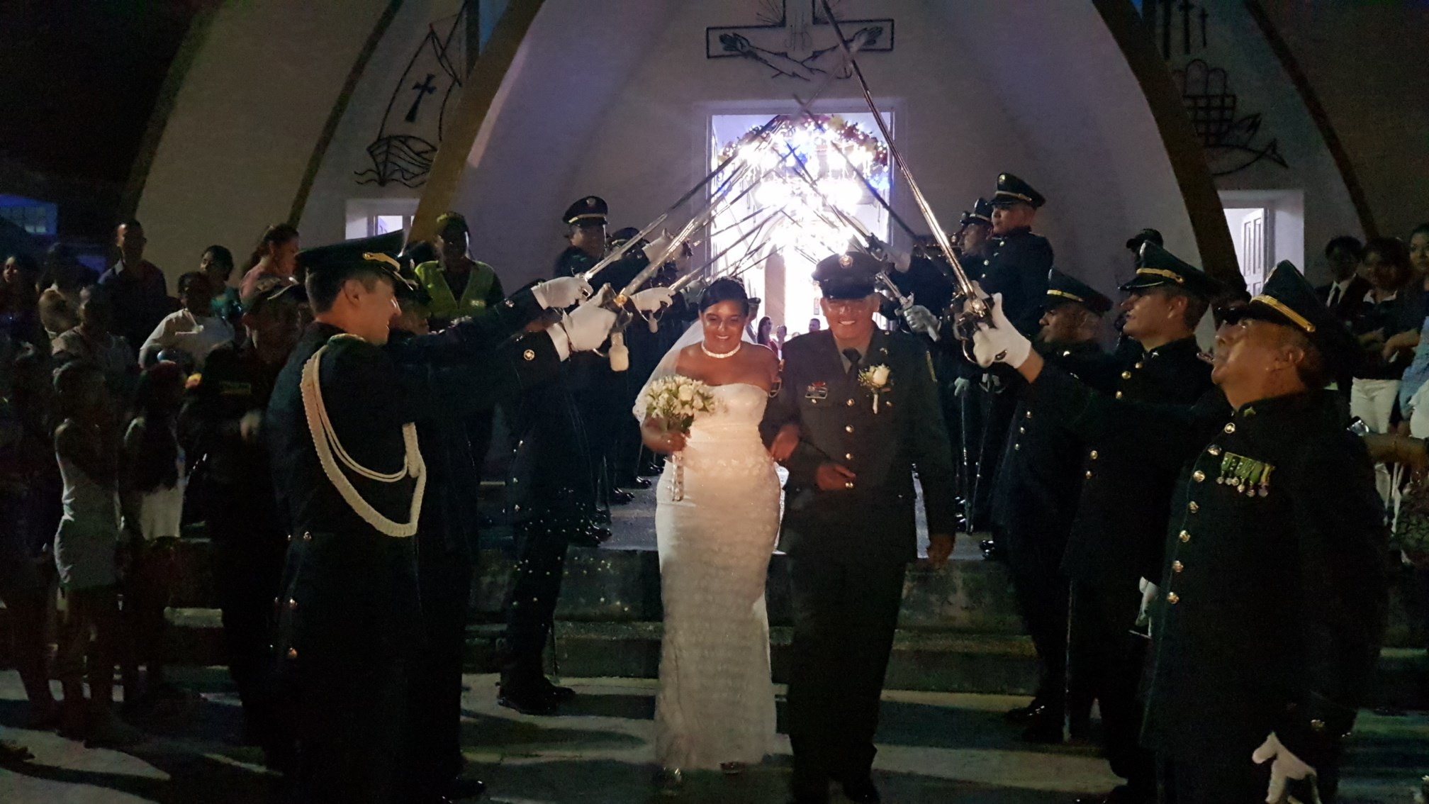 Gallardos-policías-llegaron-a-su-boda-cabalgando 