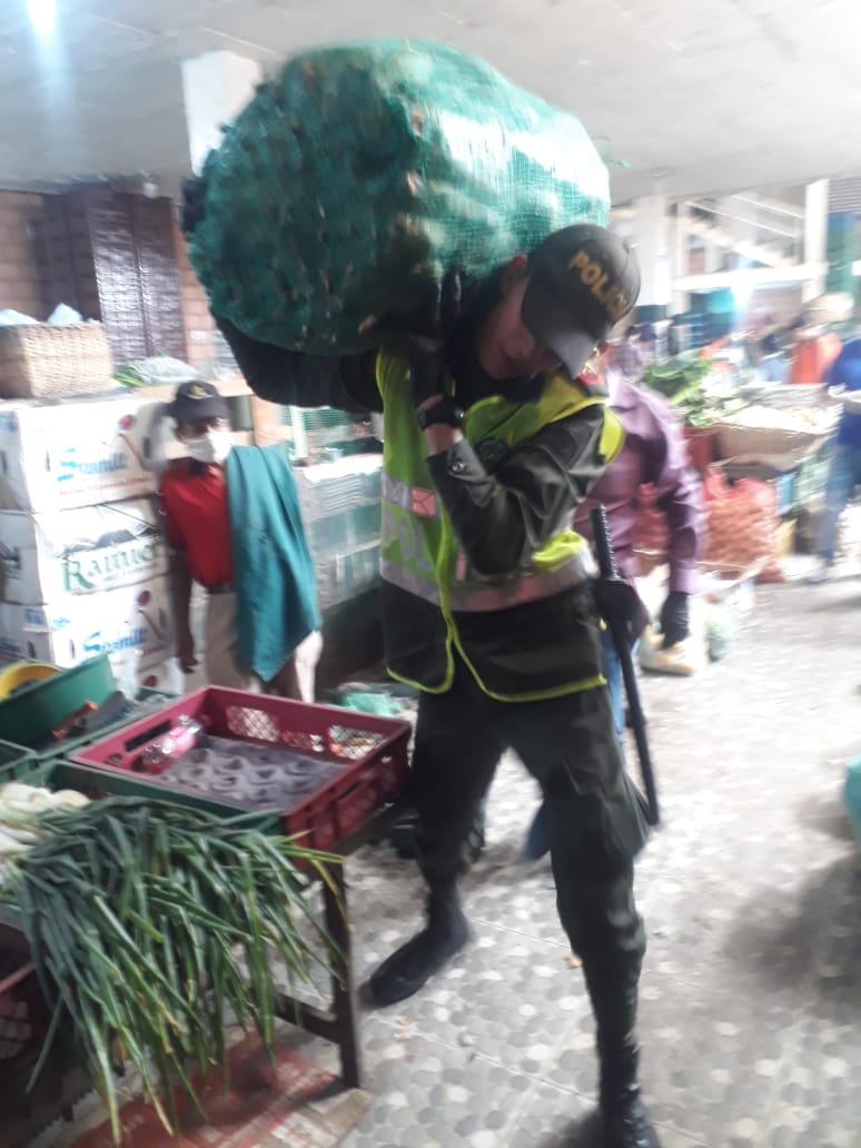 En trabajo articulado recolectamos 300 mercados para las familias ibaguereñas más necesitadas. 